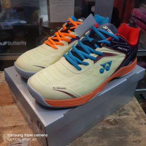 NEW SEPATU BADMINTON YONEX AKITA 2023