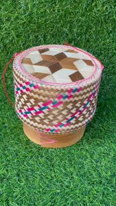 กล่องข้าวแบบลาย กระติบ ข้าวเหนียว ลวดลายสวยงามคละสีคละลาย ขนาด 7 นิ้ว วัดจากฝากระติบ แถมถุงผ้าตาข่าย 1 ชิ้น