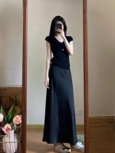 เสื้อยืดแขนสั้นคอวีสีดําสําหรับผู้หญิงฤดูร้อนออกแบบสลิมฟิตผ้าไหมน้ําแข็งถักเสื้อผ้าทํางาน U-Collar ความยาวปกติ