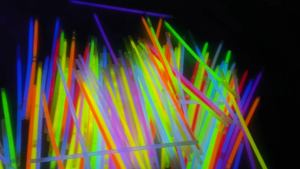 HOMEMORY 200PCS Glow Stick Bracelets Colorful Glow Stick Toy In The Dark Holiday Party Decoration Kids Gift