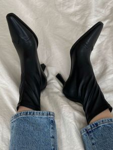 รองเท้าบูทสั้นทรงหัวเหลี่ยมทรงสูงสำหรับผู้หญิง ฤดูหนาวปี 2025 ใหม่ ซิปหลัง ทรงสลิมเซ็กซี่ แบนด์ยืดหยุ่น วัสดุหนังวัวชั้นบน