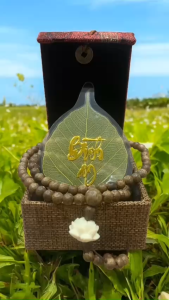 Combo chuỗi vòng trầm 108 hạt mix liên hoa trắng và lá bồ đề nguyên bản chữ thư pháp mạ vàng "Phúc" "Lộc" "Bình an"