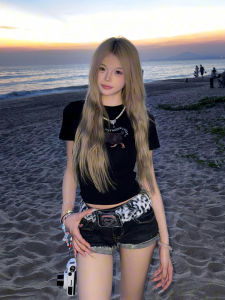 เสื้อยืดแขนสั้นทรงสลิมฟิตสำหรับผู้หญิง สไตล์อเมริกันเรโทร สีดำ แว่นตาทรงสุนัข ลายพิมพ์เต็มตัว ฤดูร้อน 2025