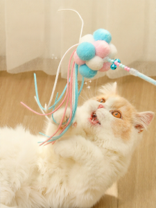 ไม้ล่อแมวพร้อมระฆังและขนนก