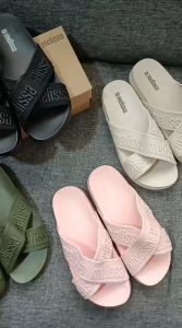 Sandal Flat Mels Cross Sandal Wanita Motif Logo Polos Tampilan Elegan