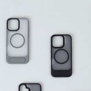 Switcheasy EasyStand M Stand Guard Protective iPhone 16 Case