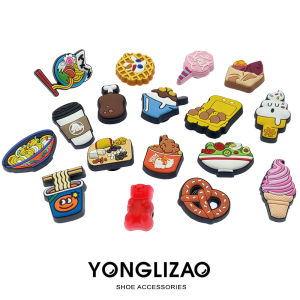 Crocs รองเท้าแตะรุ่นใหม่พร้อมหัวเข็มขัดลายการ์ตูน รองเท้าแตะรุ่นใหม่ Crocs ตกแต่งด้วยหัวเข็มขัดลายอาหารสุดน่ารัก