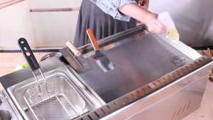 2‑IN‑1 Commercial Gas Burger Griddle & Deep Fryer Combo Stainless Steel Teppanyaki Flat Top Grill Multi‑Function Street Stall Cooking Machine for Pancake Cold Noodle French Fries