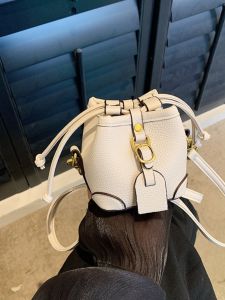 กระเป๋าสะพายข้างรูปถังน้ำสุดเก๋สไตล์เกาหลี กระเป๋าสะพายข้างสุดเก๋แบบ Mini Lipstick กระเป๋าสะพายข้างแบบสะพายข้างสำหรับผู้หญิงในช่วงฤดูร้อนปี 2023