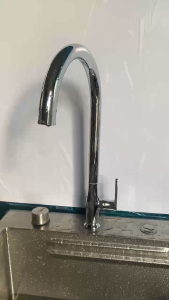 vòi rửa chén nóng lạnh và nước lạnh đồng thau