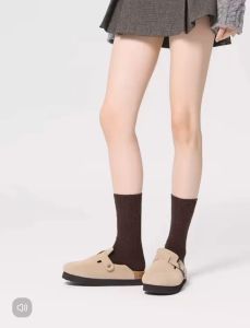 รองเท้าแตะผู้ชายหนังกลับ แบบสวม สูง 2.5cm. แต่งสายคาดเข็มขัดที่หน้าเท้า ตัวรองเท้าทำจากไม้ก๊อก ไซด์ใหญ่ 40-45cm. พื้นกันลื่น แมทซ์ได้ทุกลุค #sy2037