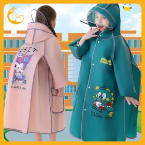 Kisss Baby Childrens raincoat เสื้อกันฝนแบบยาวสำหรับเด็ก Kuromi เสื้อกันฝนเด็กชายและเด็กหญิง กระเป๋านักเรียนกันน้ำ สำหรับนักเรียนโดยเฉพาะ พิมพ์ลายน่ารัก ป้องกันพายุฝน