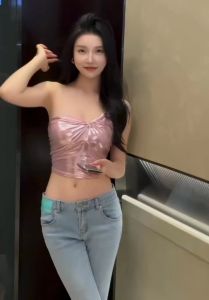 เสื้อครอป เกาะอก ไหล่เดี่ยว สีเมทัลลิค วิบวับ เว้ากลางอก สม็อคยางยืดข้างลำตัว ทรงเข้ารูป ชุดไปผับ #2688