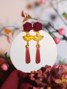 ต่างหูรูปพัดสีแดงสไตล์จีนใหม่สำหรับผู้หญิง ไม่ต้องเจาะ ต่างหูแบบคลิป ดีไซน์เรียบง่าย สไตล์วินเทจ ดีไซน์ใหม่