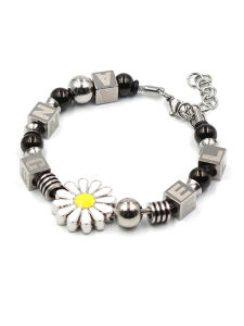 สร้อยข้อมือดอกเดซี่เล็กรุ่นเดียวกันกับจีดราก้อนแฟชั่นจีนฮิปฮอปเหล็กไทเทเนียมสี่เหลี่ยมตัวอักษรที่กำหนดเองของขวัญวันเกิดสร้อยข้อมือสำหรับผู้ชายและผู้หญิง