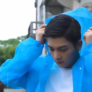 áo mưa Rocket có nút bấm chất liệu nhựa trong suốt thời trang (Trắng )