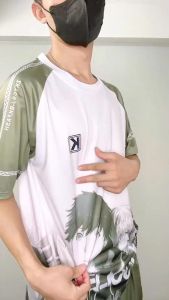 ชุดกีฬาลำลองสำหรับผู้ชายฤดูร้อนปี 2023 เสื้อผ้าฤดูร้อนหล่อใหม่กางเกงขาสั้นแขนสั้นวัยรุ่นครบชุด