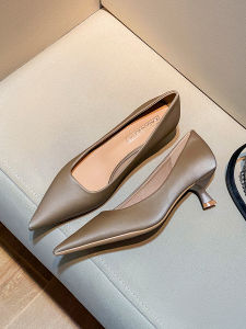 รองเท้าส้นเตี้ยหัวแหลมสีกากี หนังนิ่ม สวมใส่สบาย สำหรับผู้หญิง รองเท้าส้นเตี้ยแบบสวมสบาย รองเท้าแฟชั่นฤดูใบไม้ร่วง/ฤดูหนาว