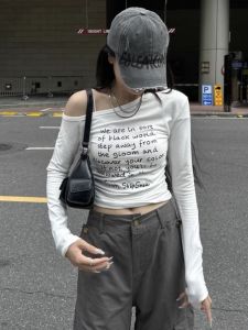 Shoulder Baring Printed T-Shirt Womens Early Autumn 2025 New Design Slim Fit Base Layer Top Creative Text Pattern Commute Style