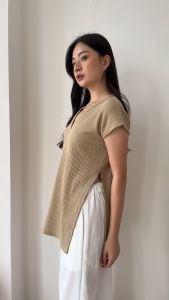 Blouse Wanita Karenza Ella: Desain Elegan & Bahan Nyaman