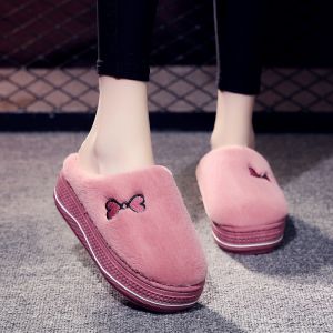 รองเท้าแตะผ้าฝ้ายเพิ่มความสูงส้นหนาสำหรับผู้หญิงรองเท้าแตะติดโบว์น่ารักใส่ในบ้านรองเท้าแตะขนฟูๆใส่ด้านนอกแฟชั่นสำหรับฤดูหนาว
