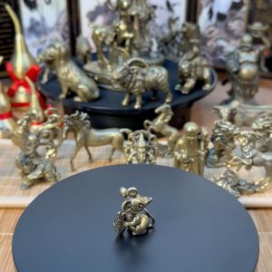 Tượng Nhỏ Phong Thủy Đồng Thau Kiểu Dáng Con Chuột Ngô (Kích Thước: 2.4 x 3.0cm)