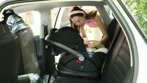 Ghế ô tô em bé kiêm nôi xách tay từ 0 đến 15 tháng tuổi trọng lượng chỉ 46kg có tư thế nằm ngả 165 độ cho bé ngủ