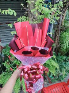 ช่อดอกไม้โปร่งขอบแดงเข้ม มีซองใส่เงิน ช่อดอกไม้ รับปริญญา ช่อดอกไม้รับปริญญา ยินดีด้วย