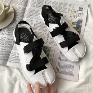 Internet Celebrity All-Matching Tabi Shoes Student Couple Sheep Toe Sandals Womens Outer Wear 2024 Popular Toe Shoes with Thick Sole