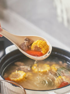 ช้อนซุปพลาสติกสไตล์ญี่ปุ่น อุปกรณ์ครัว ขอบกลวง ใช้ได้หลายแบบ ช้อนสำหรับหม้อไฟ ด้ามไม้ข้าว รุ่น KM 1013