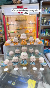 Bộ 5 chú tiểu vui vẻ trang trí taplo xe ô tô tặng kèm thảm cao su oval chống trượt