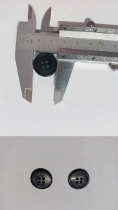 กระดุม สีดำ ทรงกลม 4 รู ขอบเล็ก ขนาด 18 มิล