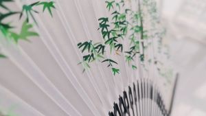 พัดฉลุไม้ไผ่สีเขียวเนื้อผ้า พัดจีน 8 นิ้วห้อยพู่มูก พัดจีน โบราณผู้หญิง พัดมือพับได้ กะทัดรัดดี พัดญี่ปุ่น งามแบบคลาสสิก