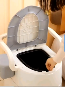 HM ห้องน้ำเคลื่อนที่ แบริ่ง 300KG ส้วมคนแก่ ส้วมผู้ป่วย สุขาเคลื่อนที่ ห้องน้ำเคลื่อนที่ สำหรับ ผู้ป่วย ผู้สูงอายุ ขนาด 50x40x42CM ความจุ 5.5 ลิตร