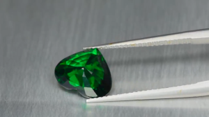 พลอยซาโวไรต์สีเขียวสดรูปหัวใจ น้ำหนัก 3.40 กะรัต จากแทนซาเนีย