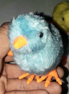 Gà con nhỏ nhồi bông và nhưa đi bằng lên dây cót