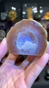 rare full natural 100% mini agate sugar shine crystal 天然原矿黄皮黄玛瑙钱袋子💯 全透光原石✅ 闪亮✨满天星爆花晶体 带有黑碧玺共生👍 高height: 5cm 宽width: 6cm x 2cm 重weight: 80g