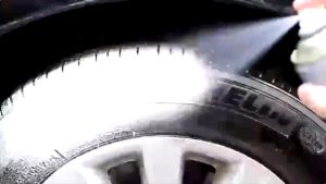 FORCE1🔥น้ำยาขัดยางดำ🔥650ml ช่วยยืดอายุการใช้งานป้องกันการเกาะตัวของน้ำ น้ำมัน ฝุ่น  เพิ่มความเงาดำ น้ำยาขัดยางดำ สเปรย์ยางรถยนต์ น้ํายาขัดล้อ สเปรย์เคลือบเงารถ