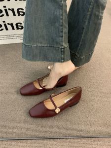 รองเท้าส้นเตี้ย Mary Janes สีแดง ทรงหัวเหลี่ยม สำหรับผู้หญิง ฤดูใบไม้ผลิและฤดูใบไม้ร่วง สไตล์เกาหลี รองเท้าส้นเตี้ยสีกลาง สไตล์ฝรั่งเศส รองเท้าทำงาน