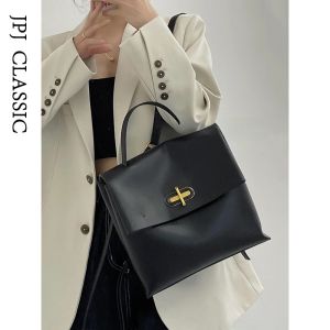 jpj | กระเป๋าสะพายไหล่ผู้หญิงหนังวัว JPJClassic ทรงลำลอง สไตล์อังกฤษ กระเป๋าใส่หนังสือสำหรับเดินทาง สะพายข้างได้