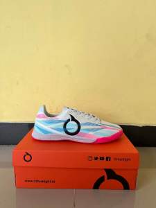 Sepatu futsal Catalyst Hyperion in White cyan pink