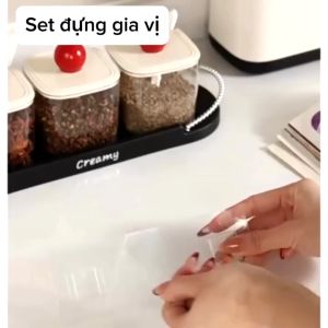Hũ đựng gia vị - lọ đựng gia vị creamy kèm kệ và thìa chất liệu nhựa cao cấp sử dụng tiện lợi