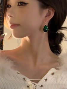 Elegant Green Tear Drop Earrings Vintage French Style Simplicity Personality Womens Exclusive High-End Sensation Large Atmosphere