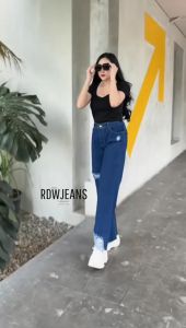 Celana Jeans Wanita Sobek Lutut & Unfinish: Kulot Jeans Highwaist\\n\\n Apa Itu Celana Jeans Wanita Sobek Lutut & Unfinish?\\n\\nCelana jeans wanita sobek lutut & unfinish adalah pilihan yang tepat bagi mereka yang mencari gaya unik dan berani. Dengan desain sobek di lutut dan finishing tidak sempurna, celana jeans ini menawarkan tampilan edgy dan modern.\\n\\n Sejarah dan Asal Usul\\n\\nCelana jeans sobek lutut dan unfinish pertama kali muncul pada tahun 1990-an sebagai bagian dari tren punk dan skater. Meskipun awalnya dikenal sebagai pakaian kasual, celana jeans ini sekarang telah menjadi pilihan populer untuk fashion streetwear dan pakaian santai.\\n\\n Perbedaan dengan Celana Jeans Biasa\\n\\nCelana jeans wanita sobek lutut & unfinish memiliki beberapa perbedaan signifikan dibandingkan dengan celana jeans biasa. Desain sobek di lutut dan finishing tidak sempurna memberikan tampilan yang lebih unik dan berani. Selain itu, celana jeans ini sering kali memiliki detail tambahan seperti pinggang belakang karet yang membuatnya lebih nyaman untuk dipakai sepanjang hari.\\n\\n Keunggulan Celana Jeans Wanita Sobek Lutut & Unfinish\\n\\nCelana jeans wanita sobek lutut & unfinish memiliki beberapa keunggulan yang membuatnya menjadi pilihan populer untuk fashion streetwear dan pakaian santai.\\n\\n Desain Unik dan Gaya\\n\\nDesain sobek di lutut dan finishing tidak sempurna memberikan tampilan yang lebih unik dan berani. Selain itu, celana jeans ini sering kali memiliki detail tambahan seperti pinggang belakang karet yang membuatnya lebih nyaman untuk dipakai sepanjang hari.\\n\\n Fungsi dan Kegunaan\\n\\nSelain tampilan yang unik dan berani, celana jeans wanita sobek lutut & unfinish juga sangat fungsional dan dapat digunakan dalam berbagai situasi. Dengan bahan denim berkualitas tinggi, celana jeans ini tahan lama dan dapat digunakan untuk aktivitas sehari-hari seperti bekerja, berolahraga, atau sekedar jalan-jalan.\\n\\n Cara Memilih Celana Jeans Wanita Sobek Lutut & Unfinish yang Tepat\\n\\nMemilih celana jeans wanita sobek lutut & unfinish yang tepat memerlukan beberapa pertimbangan penting.\\n\\n Ukuran dan Bentuk\\n\\nPastikan untuk memilih ukuran dan bentuk yang sesuai dengan tubuh Anda. Jika Anda memiliki bentuk tubuh kurus, pilih celana jeans dengan bentuk lurus atau slim fit. Jika Anda memiliki bentuk tubuh gemuk, pilih celana jeans dengan bentuk bootcut atau flare untuk memberikan efek visual yang lebih ramping.\\n\\n Bahan dan Kualitas\\n\\nPilih celana jeans dengan bahan denim berkualitas tinggi yang tahan lama dan nyaman dipakai. Selain itu, pastikan juga untuk memeriksa kualitas jahitan dan finishing celana jeans sebelum membelinya.\\n\\n Tips Mengenakan Celana Jeans Wanita Sobek Lutut & Unfinish\\n\\nBerikut ini adalah beberapa tips untuk mengenakan celana jeans wanita sobek lutut & unfinish dengan benar.\\n\\n Pakaian yang Cocok\\n\\nCelana jeans wanita sobek lutut & unfinish cocok dipadukan dengan berbagai jenis pakaian seperti kaos, blouse, atau kemeja. Jika Anda ingin tampil lebih formal, padukan celana jeans ini dengan blazer atau jaket kulit.\\n\\n Aksesoris yang Sesuai\\n\\nUntuk menambahkan sentuhan akhir pada penampilan Anda, tambahkan aksesoris seperti sepatu boots, sneakers, atau sandal. Selain itu, Anda juga dapat menambahkan aksesoris seperti gelang, kalung, atau anting untuk menambahkan sentuhan feminin pada penampilan Anda.\\n\\n Celana Jeans Wanita Sobek Lutut & Unfinish Pinggang Belakang Karet\\n\\nCelana jeans wanita sobek lutut & unfinish pinggang belakang karet adalah pilihan yang tepat bagi mereka yang mencari celana jeans dengan tampilan edgy dan modern.\\n\\n Kelebihan dan Kekurangan\\n\\nKelebihan dari celana jeans wanita sobek lutut & unfinish pinggang belakang karet adalah tampilan yang lebih unik dan berani serta keuntungan nyaman karena adanya pinggang belakang karet. Namun, kekurangan dari celana jeans ini adalah harganya yang relatif lebih mahal dibandingkan dengan celana jeans biasa.\\n\\n Rekomendasi Produk\\n\\nBerikut ini adalah beberapa rekomendasi produk celana jeans wanita sobek lutut & unfinish pinggang belakang karet yang dapat Anda pertimbangkan:\\n\\n* Levi's High Waist Skinny Jeans\\n* Wrangler High Rise Bootcut Jeans\\n* Lee High Rise Skinny Jeans\\n\\nSemoga artikel ini bermanfaat bagi Anda yang ingin membeli celana jeans wanita sobek lutut & unfinish pinggang belakang karet. Selamat berbelanja!\n}