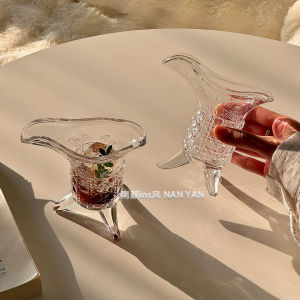 แก้วกาแฟทรงสามขาสไตล์โบราณ แก้วดื่มสุราแบบดั้งเดิม แก้วใสสีน้ำเงินคล้ายเพชร เครื่องประดับตกแต่งโต๊ะกาแฟ สไตล์จีนโบราณ