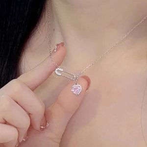 C.three Pink Heart Pin Necklace Women Personalized Light Luxury Necklace Clavicle Chain Versatile