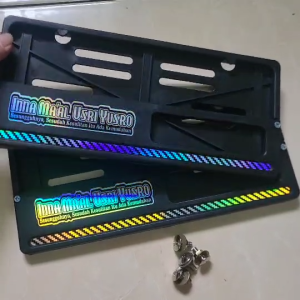 Cover plat nomor motor universal lis carbon hologram dengan tulisan inna maal usri yusra kualitas premium sangat presisi dan rapih cover plat nomor inna maal usri yusro