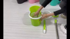 ไม้ถูพื้นพร้อมถังน้ำ แบบหมุนได้ ไม้ถูพื้นแบบเปลี่ยนได้360 ที่จับสแตนเลสอย่างดี พร้อมผ้าถูฟรี ใช้ได้กับถังน้ำและถังปั่น อุปกรณ์ทำความสะอาด