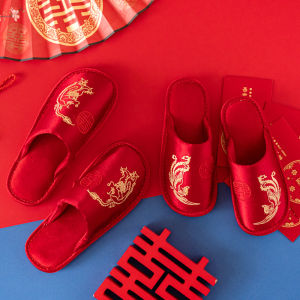 Dép Cưới Hai Đôi Mới Cưới Màu Đỏ Tươi Sang Trọng Mùa Hè Cho Cặp Đôi Chú Rể Và Cô Dâu Dép Cưới Bằng Vải Satin PVC