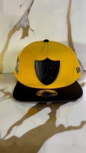 Topi New Era Las Vegas Raiders Yellow 60th Anniversary Metal Badge 9Fifty